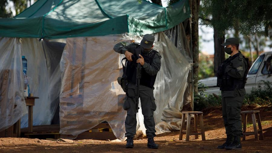 Agentes da gendarmería argentina fazem sentinela na fronteira seca com o Brasil - Caio Guatelli/UOL