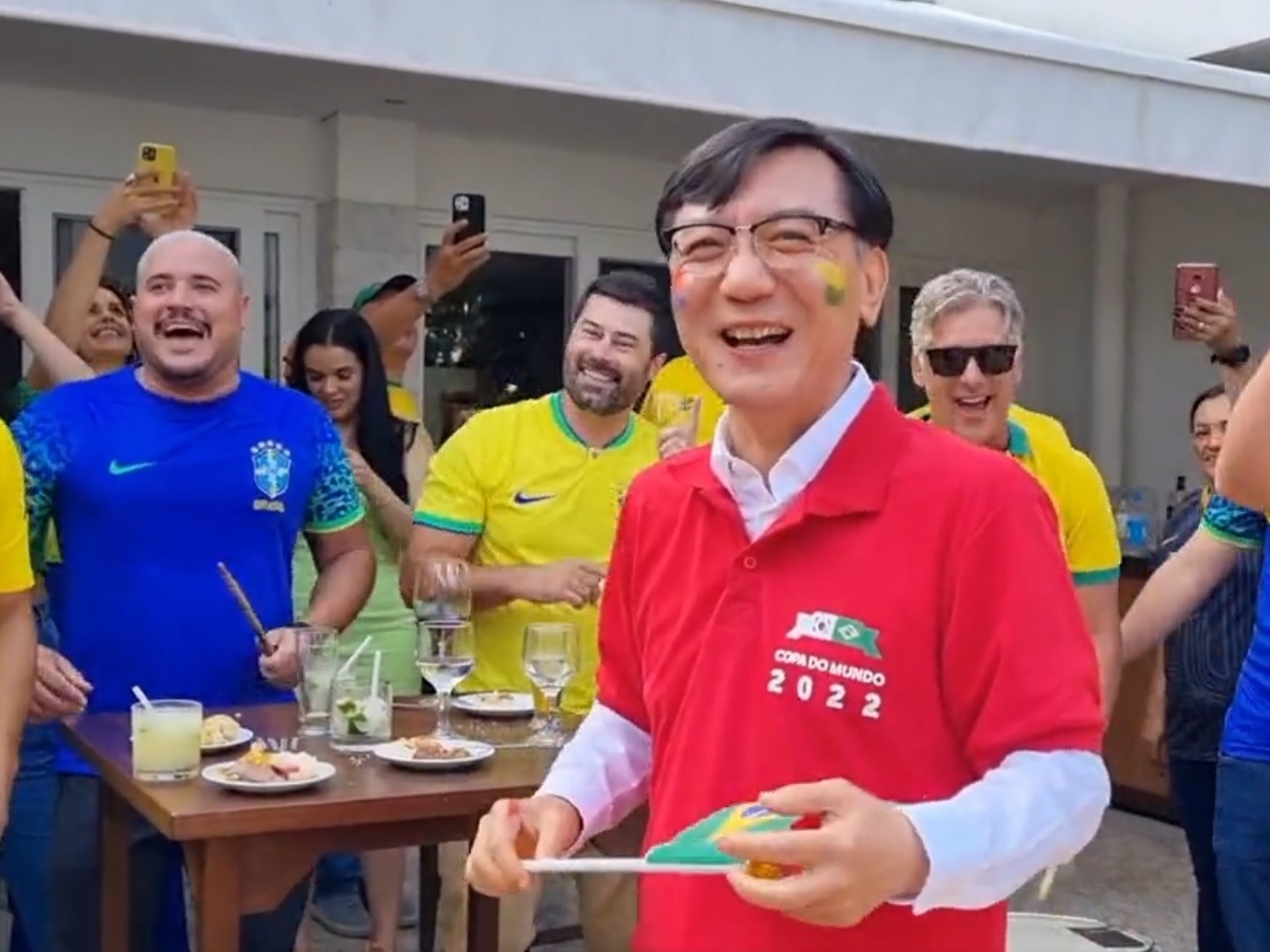 Embaixador da Coreia vê jogo com brasileiros e canta Raça Negra