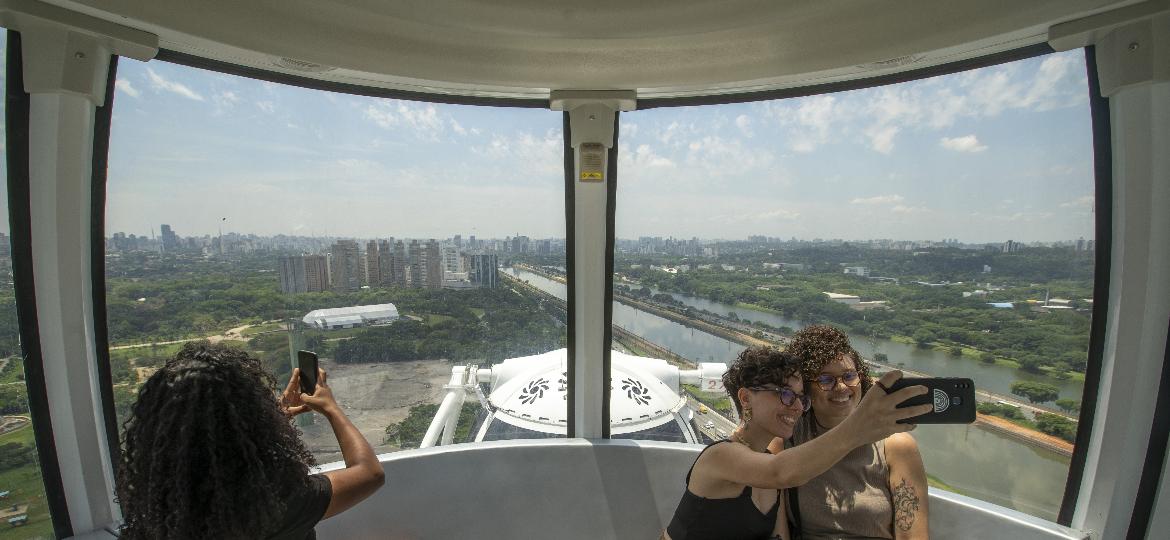 Considerada a maior roda-gigante da América Latina, a Roda Rico foi inaugurada nesta sexta (9), em São Paulo - André Porto/UOL