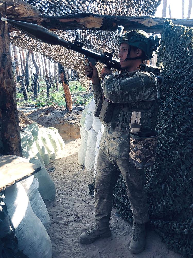 Pablo empunha uma arma RPG (granada lançada por foguete)