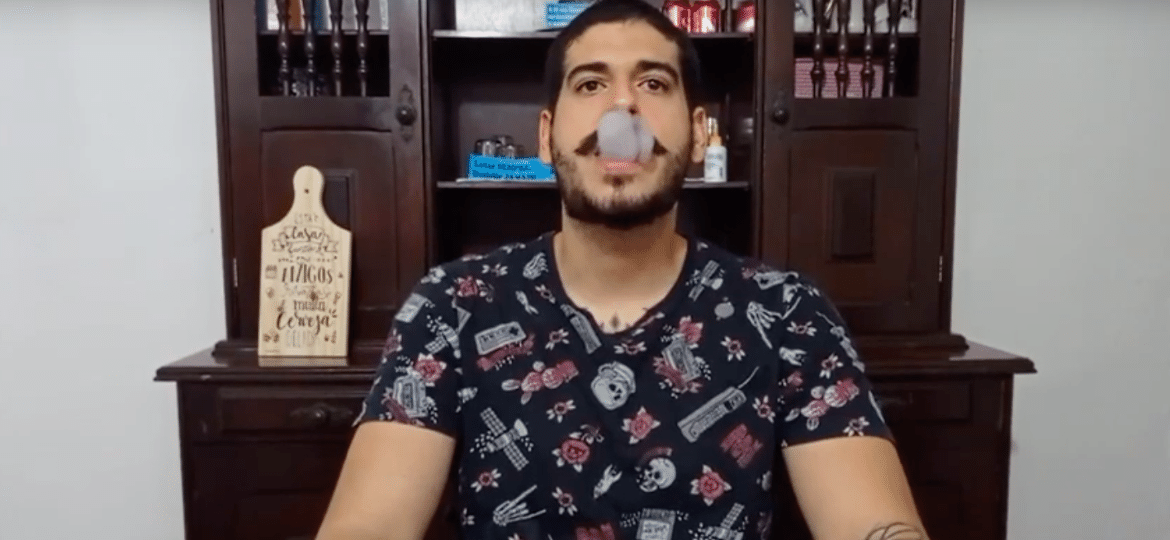 Nicolas Santos, 25, faz degustação de cigarro de tabaco no YouTube - Reprodução