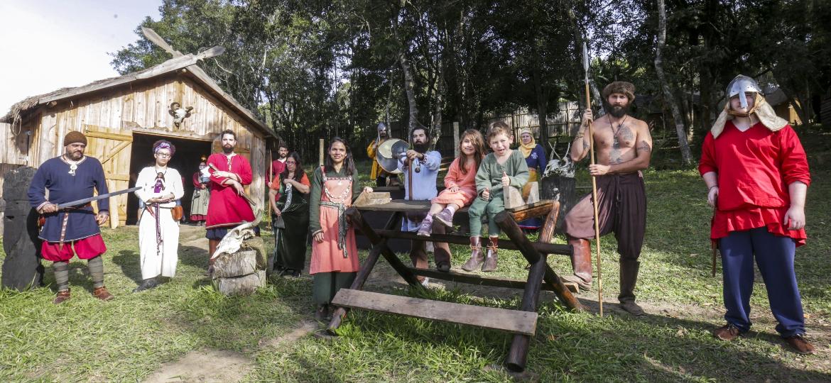 Entusiastas da cultura nórdica encontram-se na Vila Viking Brasil, em Juquitiba (SP) - Ricardo Matsukawa/UOL