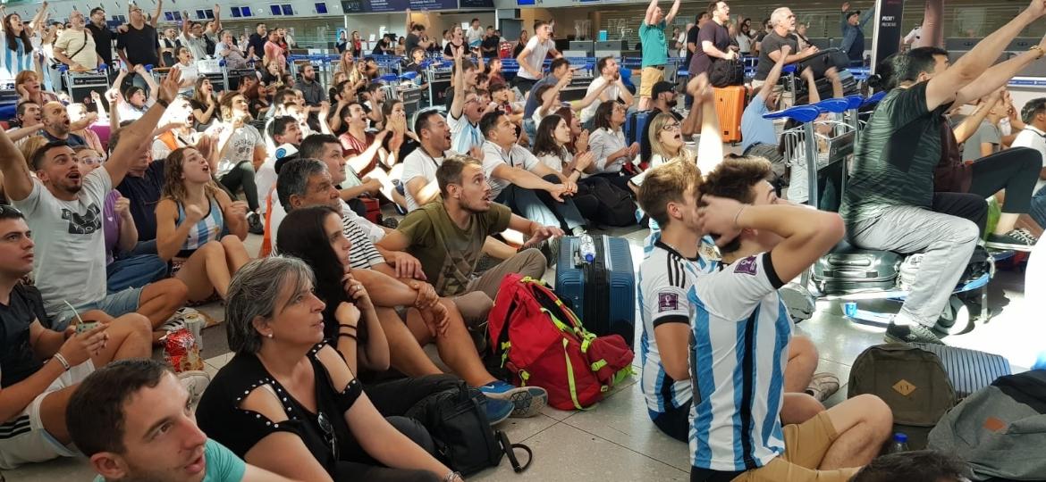 Momento do segundo gol da Argentina no jogo contra a Austrália, no aeroporto de Ezeiza, em Buenos Aires - Luciana Taddeo/UOL