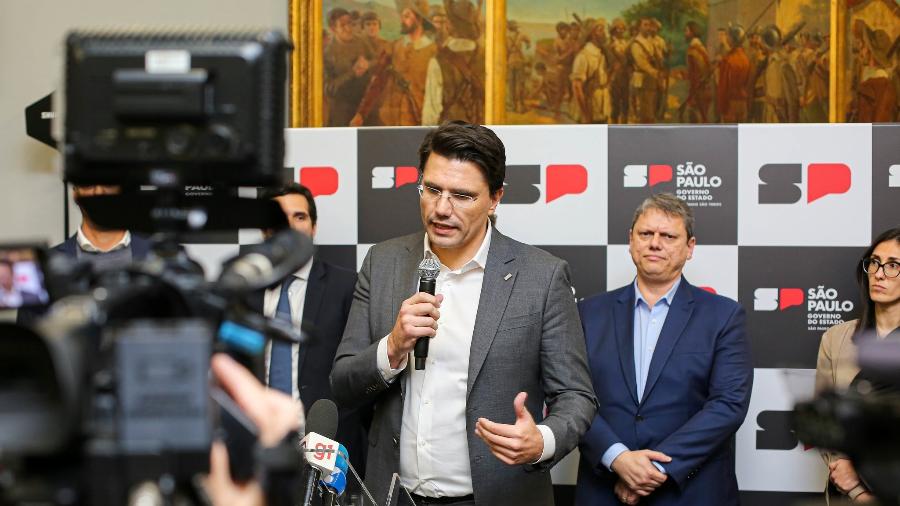 Rafael Benini (à frente), titular da Secretaria de Parcerias em Investimentos do governo Tarcísio de Freitas (ao fundo)