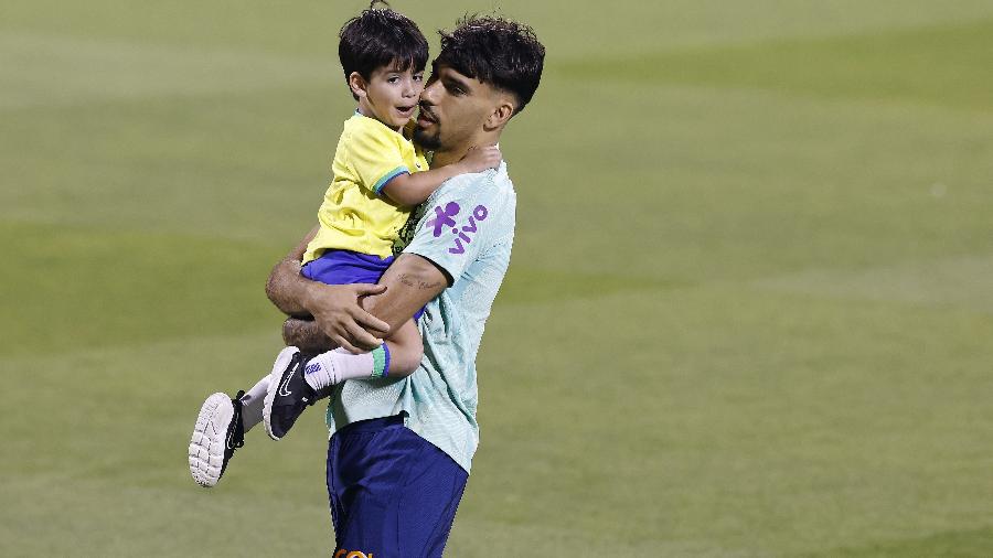20.11.2022 | Lucas Paquetá com um dos seus filhos durante o treino da seleção brasileira na Copa do Qatar - Rodolfo Buhrer/Fotoarena