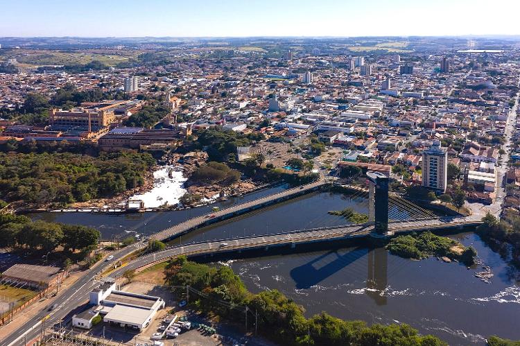Imagem aérea da cidada de Salto (SP), banhada pelo rio Tietê