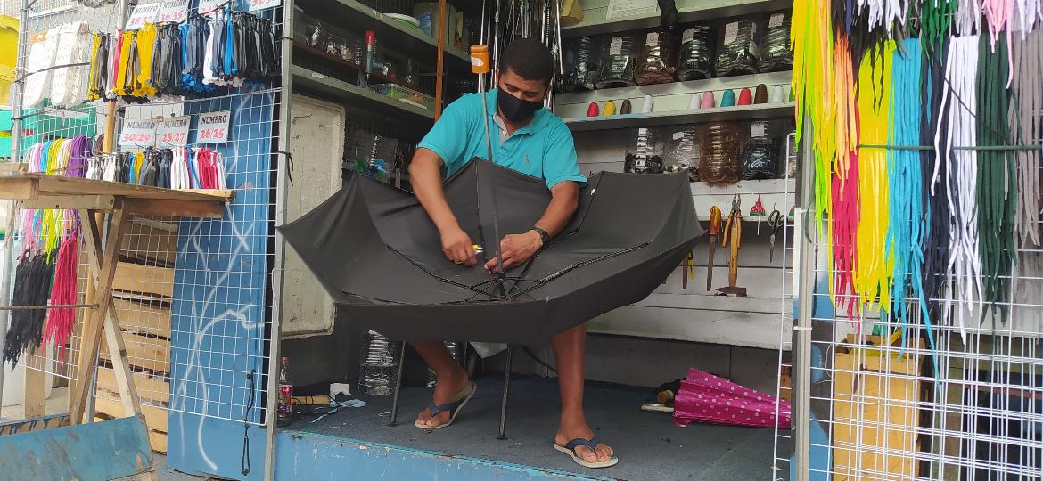 Alberto Viana conserta guarda-chuva em banca especializada nesse reparo no centro de Santo André (SP) - Rodrigo Bertolotto/UOL