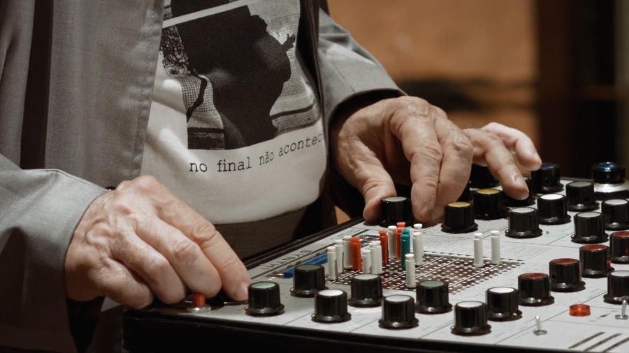 As mãos do compositor Jorge Antunes em cena do documentário "Eletronica:mentes" - Divulgação