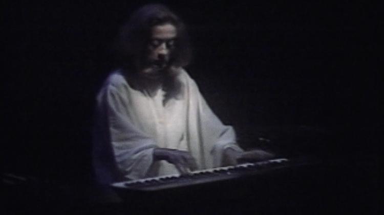 Jocy de Oliveira em cena de sua peça "Fata Morgana" (1987), reproduzida no documentário "Eletronica:Mentes" - Divulgação - Divulgação
