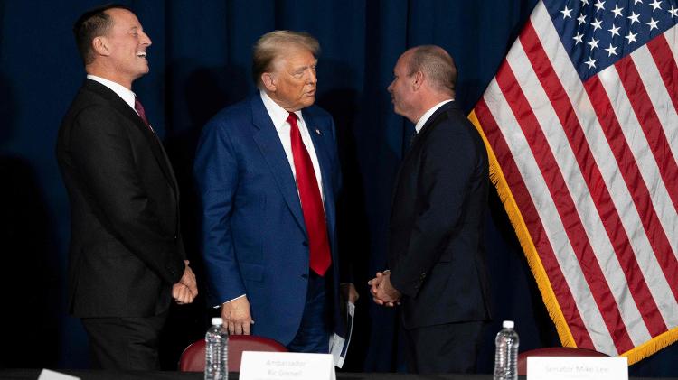 O ex-diretor interino de Inteligência dos EUA, Richard Grenell (esq.) e o senador Mike Lee cumprimentam o então candidato Donald Trump durante campanha em Prescott Valley (Arizona) O ex-diretor interino de Inteligência dos EUA, Richard Grenell (esq.) e o senador Mike Lee cumprimentam o então candidato Donald Trump durante campanha em Prescott Valley (Arizona)