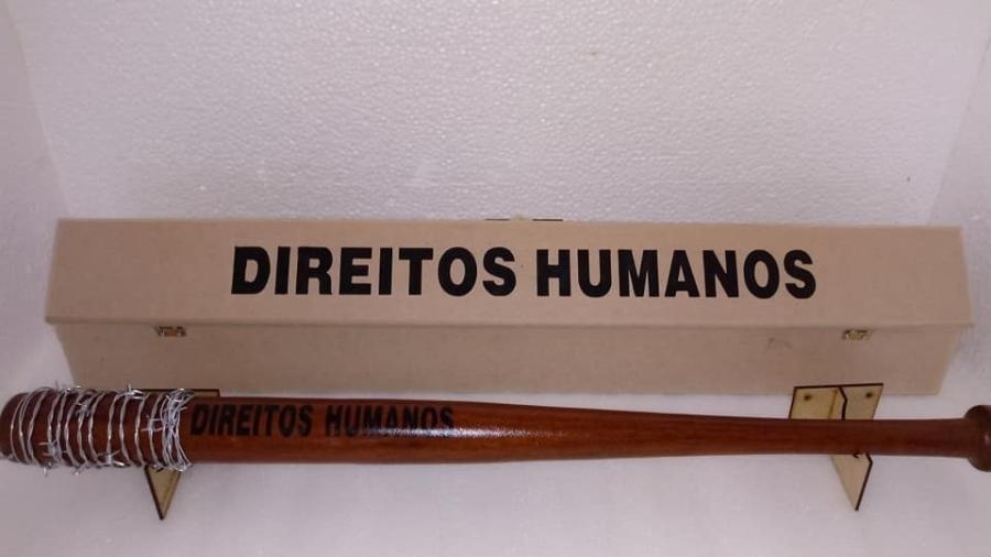 Taco com arame farpado e inscrição "direitos humanos"  - Reprodução/Facebook