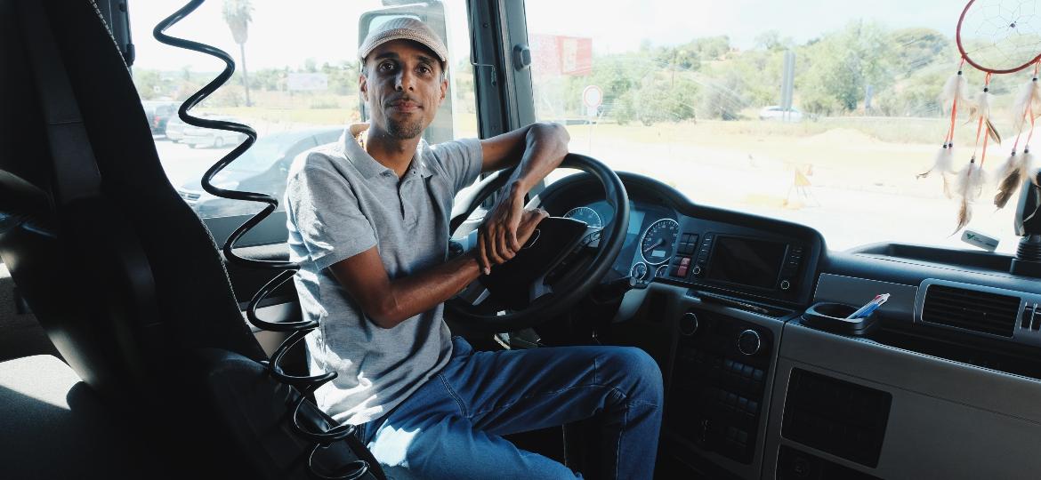 Na cabine - não de DJ -, Patife transforma-se no caminhoneiro Wagner Ribeiro de Souza rodando a Europa - Natália Eiras/UOL