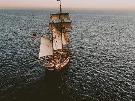 Piratas já não usam grandes embarcações à vela para atacar, mas ainda são problema nos oceanos - Austin Niell/Unsplash