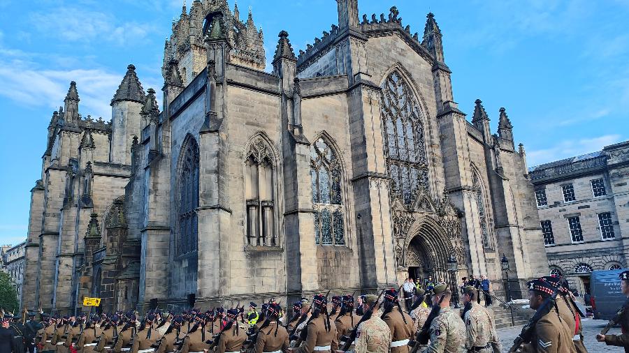 Ensaio para velório e vigília do corpo da rainha Elizabeth 2ª, em frente à Catedral de St. Giles, em Edimburgo - Patrícia Dantas/UOL