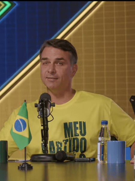 Flávio Bolsonaro e a esposa, Fernanda, na estreia da TV Celular Flávio Bolsonaro e a esposa, Fernanda, na estreia da TV Celular
