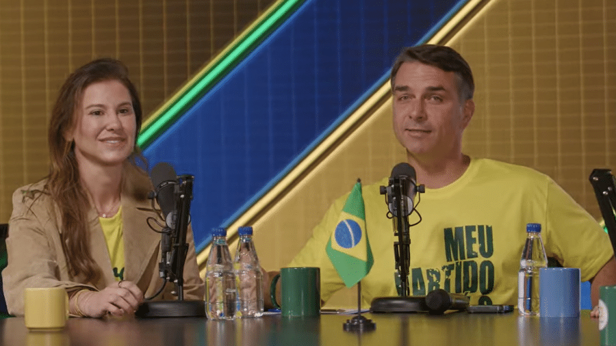 Flávio Bolsonaro e a esposa, Fernanda, na estreia da TV Celular