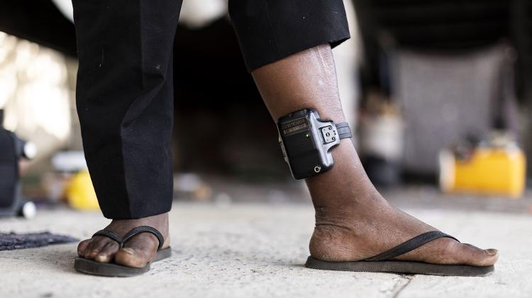 Ulisses* conta que considerou deixar a tornozeleira descarregar de vez, tornar-se foragido e se apresentar à polícia para poder voltar à prisão - Leo Drumond/UOL - Leo Drumond/UOL