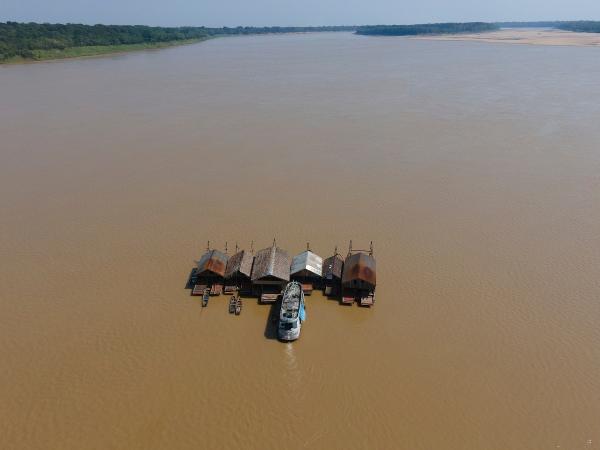 Para fugir da fiscalização, balsas de garimpo migram para Amazônia profunda  - 14/11/2022 - UOL TAB