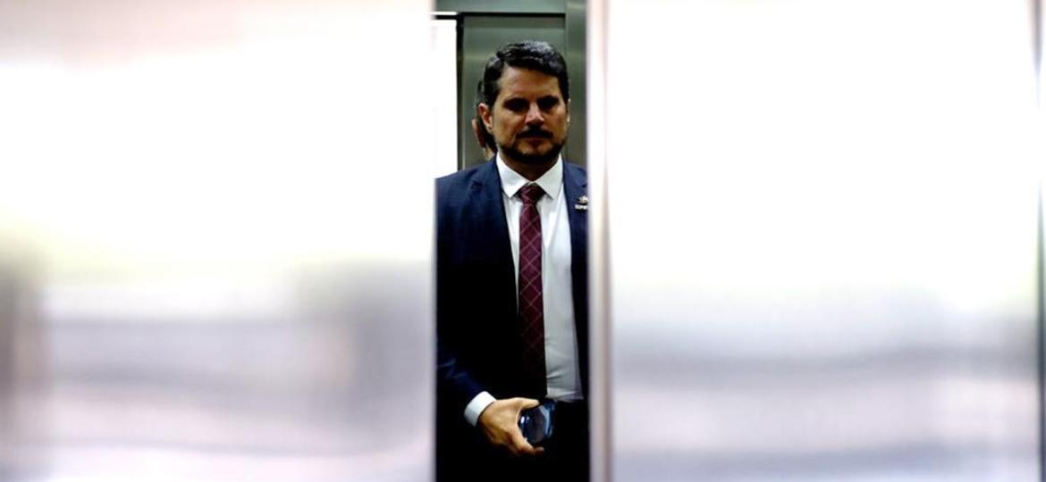 O senador Marcos do Val (Podemos-ES), no elevador que leva ao seu gabinete, em Brasília - Pedro Ladeira/Folhapress