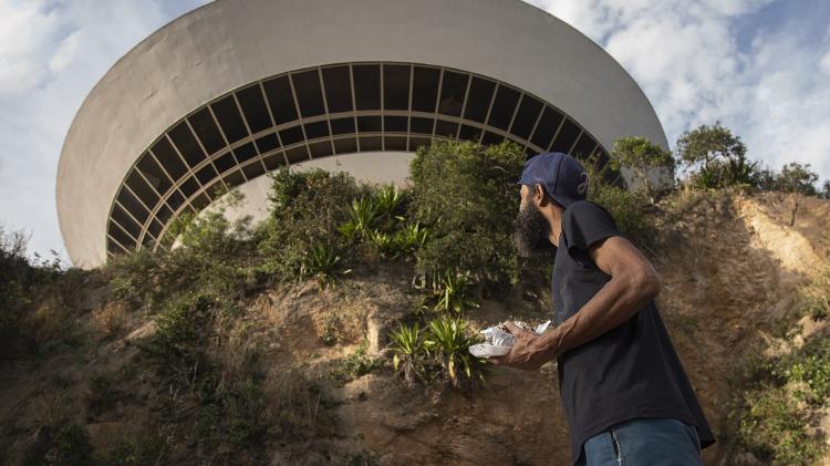 Retrato de Cláudio Marsel, que mora há mais de oito anos embaixo da pedra que sustenta o Museu de Arte Contemporânea de Niterói - Ricardo Borges/UOL - Ricardo Borges/UOL