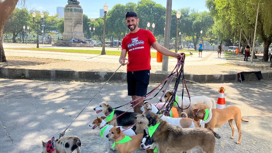 José Luís García posa com sua matilha: onze cães e um miniporco - Eduardo Wolff/UOL