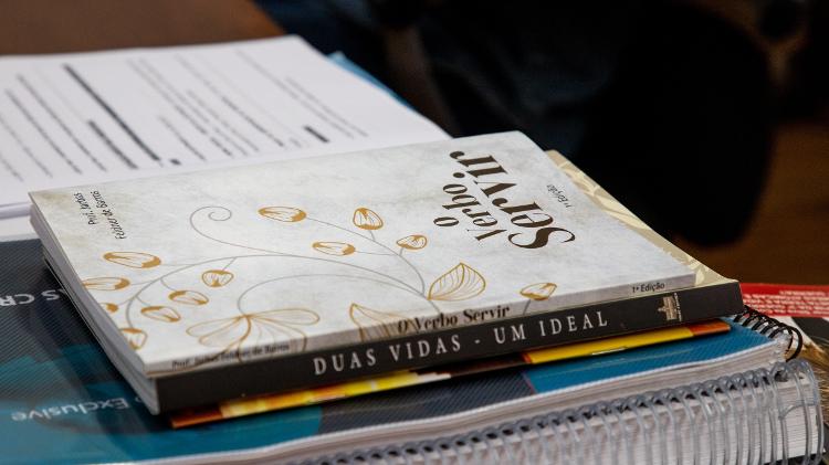 Livros no gabinete de Edinho Silva (PT), prefeito de Araraquara (SP)