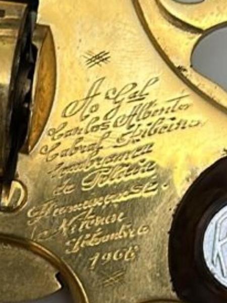 Detalhe de revólver banhado a ouro encontrado por policiais civis na casa de suspeito de traficar armas em SP Detalhe de revólver banhado a ouro encontrado por policiais civis na casa de suspeito de traficar armas em SP