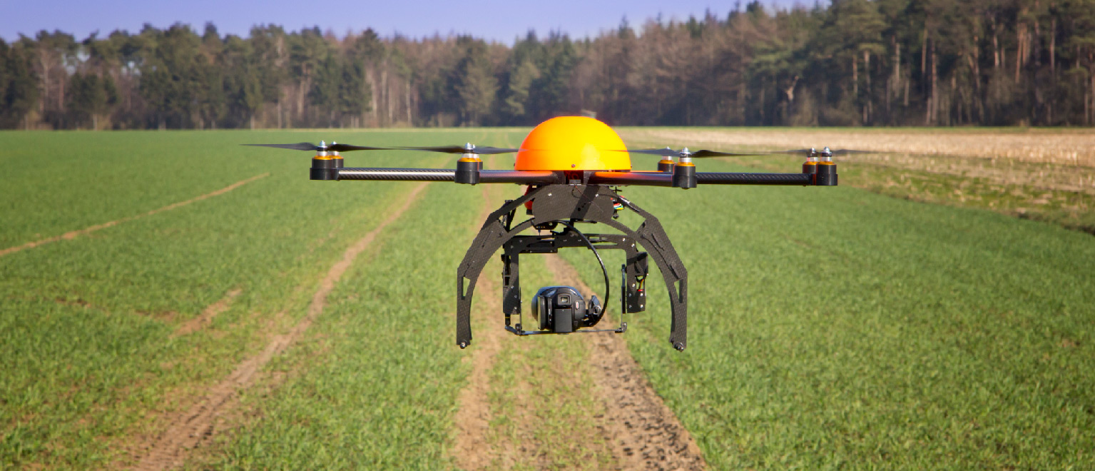 <strong>Agropecuária</strong> Drones podem ser usados para a aplicação de pesticidas, supervisão das plantações (adquirindo informações a respeito do desenvolvimento das lavouras) e até para a identificação de possíveis doenças no gado.