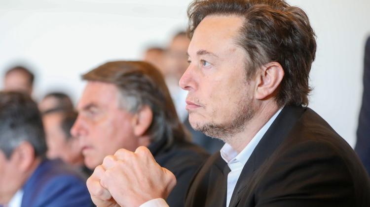 Jair Bolsonaro (à esq.) e Elon Musk, em encontro com empresários no interior de São Paulo, em maio de 2022 Jair Bolsonaro (à esq.) e Elon Musk, em encontro com empresários no interior de São Paulo, em maio de 2022