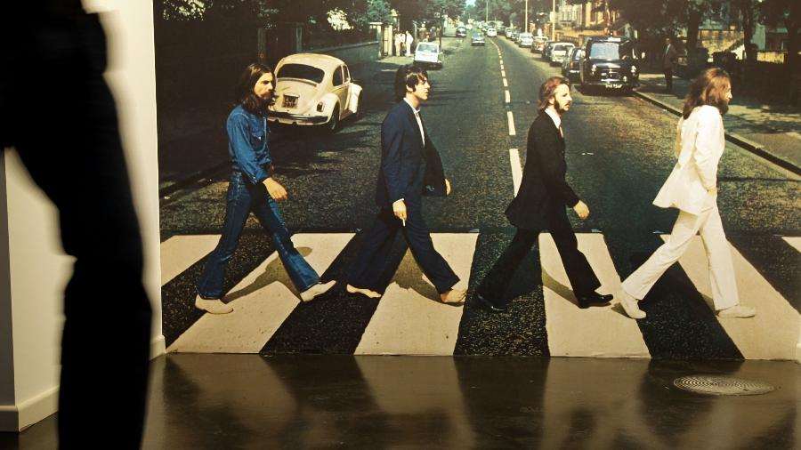 Exposição em Hamburgo (Alemanha) mostra a foto que ilustrou o disco Abbey Road dos Beatles  - Getty Images