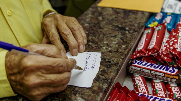 Salvador Neves anota vendas na Banca Estadão - Mariana Pekin/UOL - Mariana Pekin/UOL