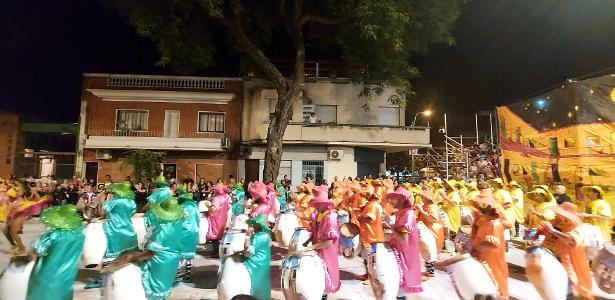 Desfile dos tambores de uma comparsa, em Montevidéu