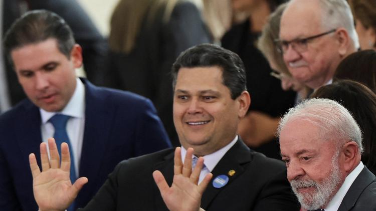 Lula e os presidentes da Câmara, Hugo Motta (esq.), do Senado, Davi Alcolumbre, e do STF, Edson Fachin, no Palácio do Planalto