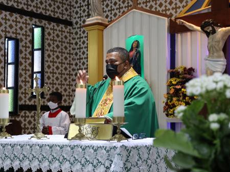 O padre Lázaro Muniz celebra missa na paróquia Santa Cruz, em Salvador (BA) - Aurelio Nunes/UOL