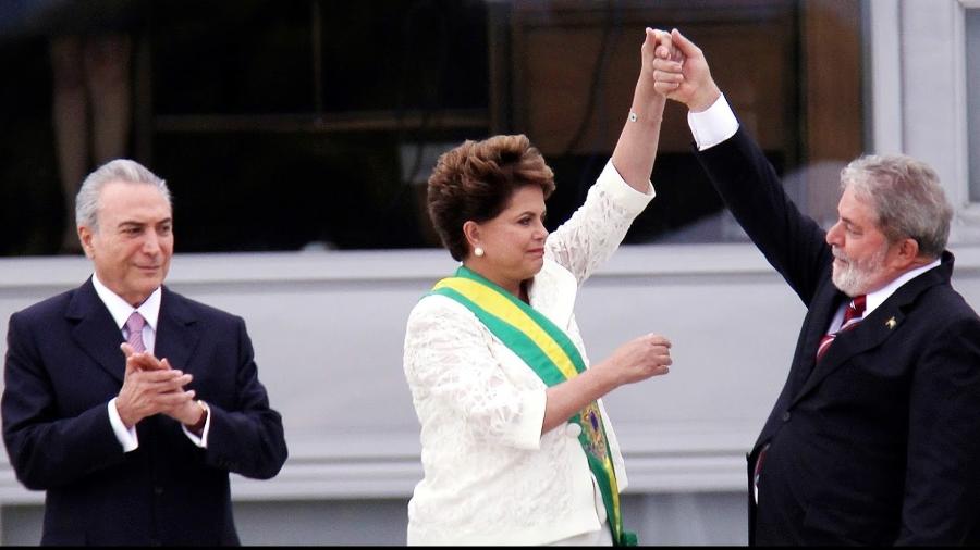 1.1.2011 | Michel Temer (à esq.), com Dilma Rousseff e Lula, na posse da presidente, em cena de 'Democracia em Vertigem'