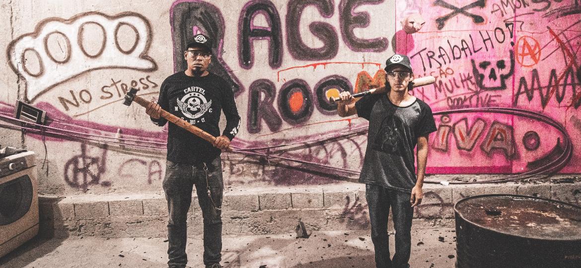 Os irmãos e sócios da Rage Room Vanderlei Alves e Vitor Alves - Arthur Lamas/UOL