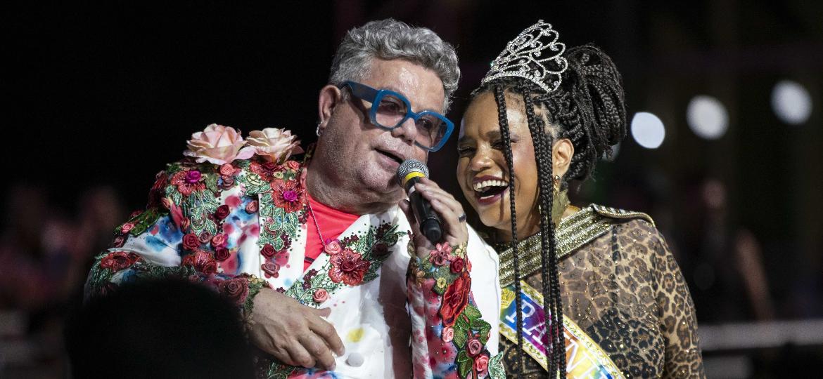 O carnavalesco Milton Cunha, ao lado da cantora Teresa Cristina, Rainha do desfile de fantasias de luxo, no Rio - Ricardo Borges/UOL