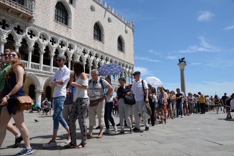 Catracas, taxas de reserva e monitoramento policial dos turistas na pandemia já foram ensaiadas pelas autoridades da cidade italiana - ysoke - ysoke