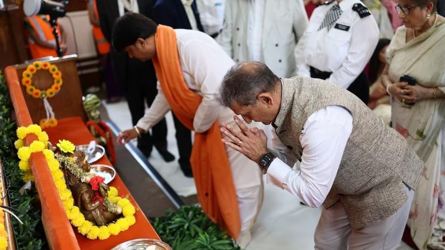 Homem reza em vigília no Centro Internacional Siddhashram Shakti pelas vítimas do acidente da Air India - Isabel Infantes/Reuters