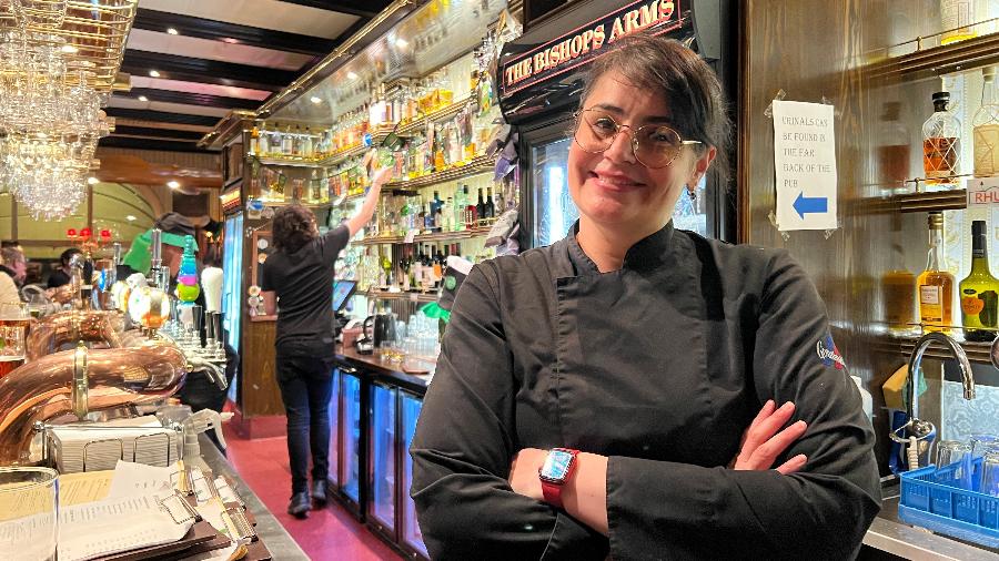 A chef brasileira Daniela Capato, chef do pub The Bishops Arms, em Estocolmo: "Na sala 1, a gente simplesmente não pode deixar as pessoas dançarem" - Bruna Blumfeldt/UOL