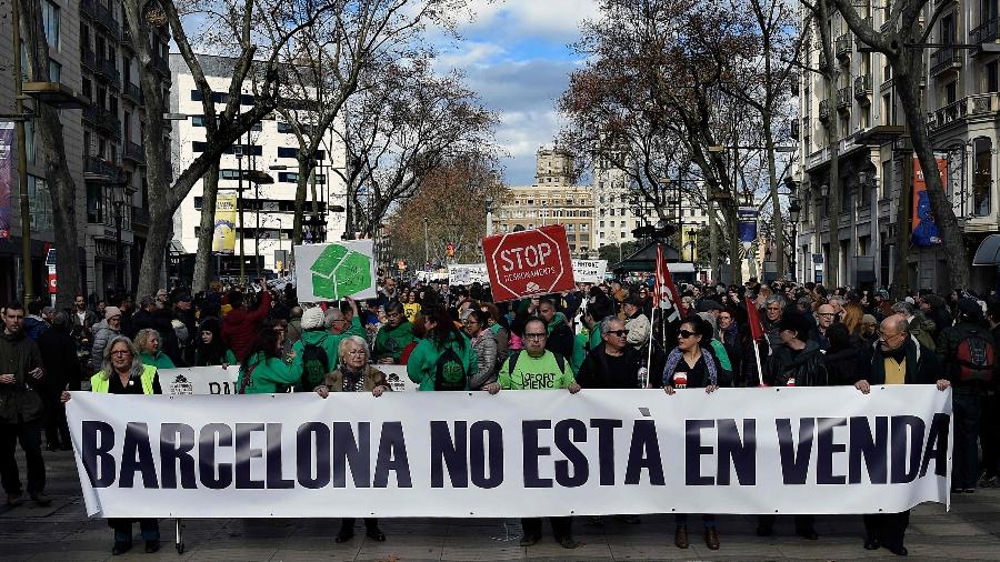Protesto contra o Airbnb em Barcelona, na Espanha, que tenta controlar a expansão do serviço (jan.2017) - Lluis Gene/AFP Photo