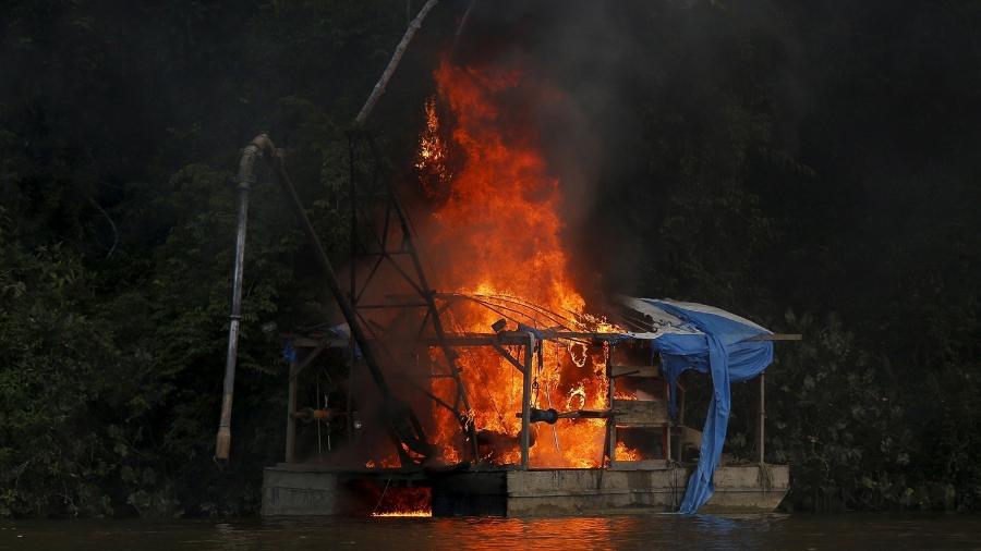 Fiscais do Ibama ateiam fogo em balsa de mineração as margens do rio Uraricoera durante operação em terra yanomami - Ibama