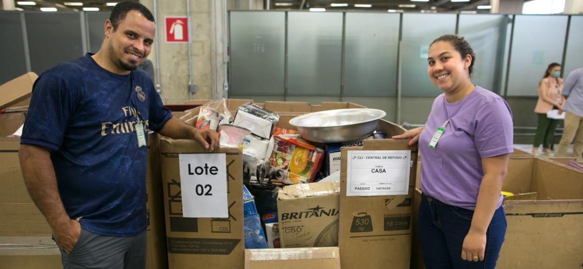 Os recém-casados Elvis Presley de Jesus Santos e Josivânia dos Santos Silva visitaram os galpões dos Correios para checar se algo nos lotes podia ser usado na casa nova que estão montando - Rogério Fernandes/UOL