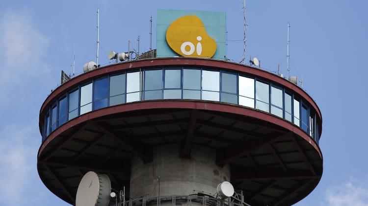 Torre de telefonia celular da Oi no bairro Mercês, em Curitiba 