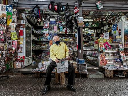 Salvador Neves, 85, jornaleiro mais antigo de São Paulo, em sua banca no viaduto Nove de Julho - Mariana Pekin/UOL