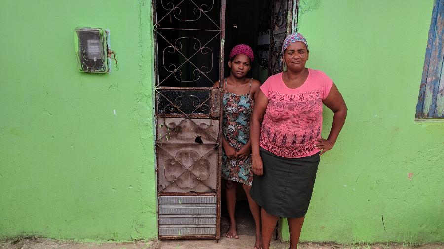 Sandra da Silva e a filha Thaynara da Silva, 20, mãe de Silas, 3, na frente de casa em Benedito Bentes, periferia de Maceió - Jean Albuquerque/UOL