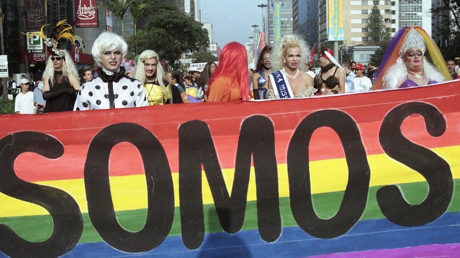 Passeata organizada por grupos de atividades gay durante o Dia Internacional do Orgulho Gay na Avenida Paulista, em 1997 - LULUDI/ESTADÃO CONTEÚDO/AE