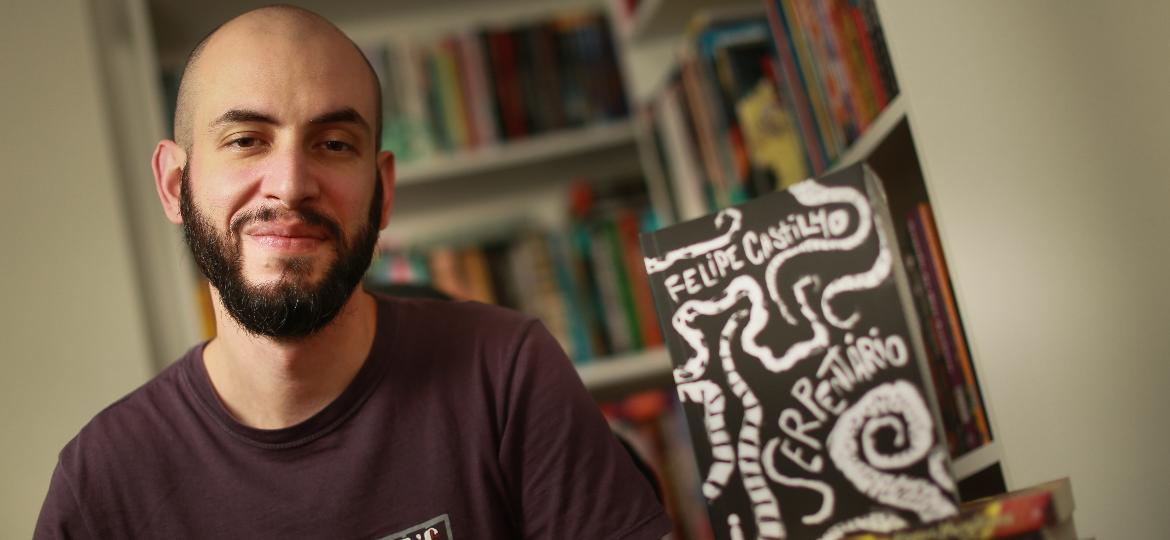 Felipe Castilho, escritor e roteirista brasileiro, em sua casa na Barra Funda, em São Paulo - André Nery/UOL