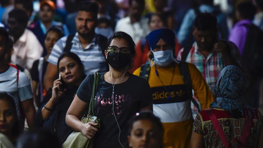 Pessoas usam máscaras de proteção contra o coronavírus em Mumbai, Índia - Hindustan Times/Hindustan Times via Getty Images