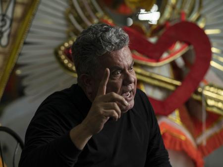 O carnavalesco Milton Cunha em barracão da Cidade do Samba - Ricardo Borges/UOL